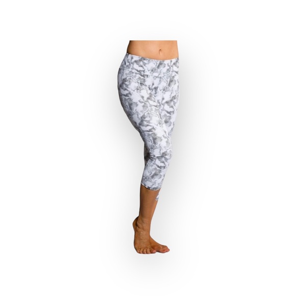 new Onzie Δ Hot Yoga Fitness Waterproof Capris Yoga Pants Δ White Jedi Med Large - Picture 2 of 16